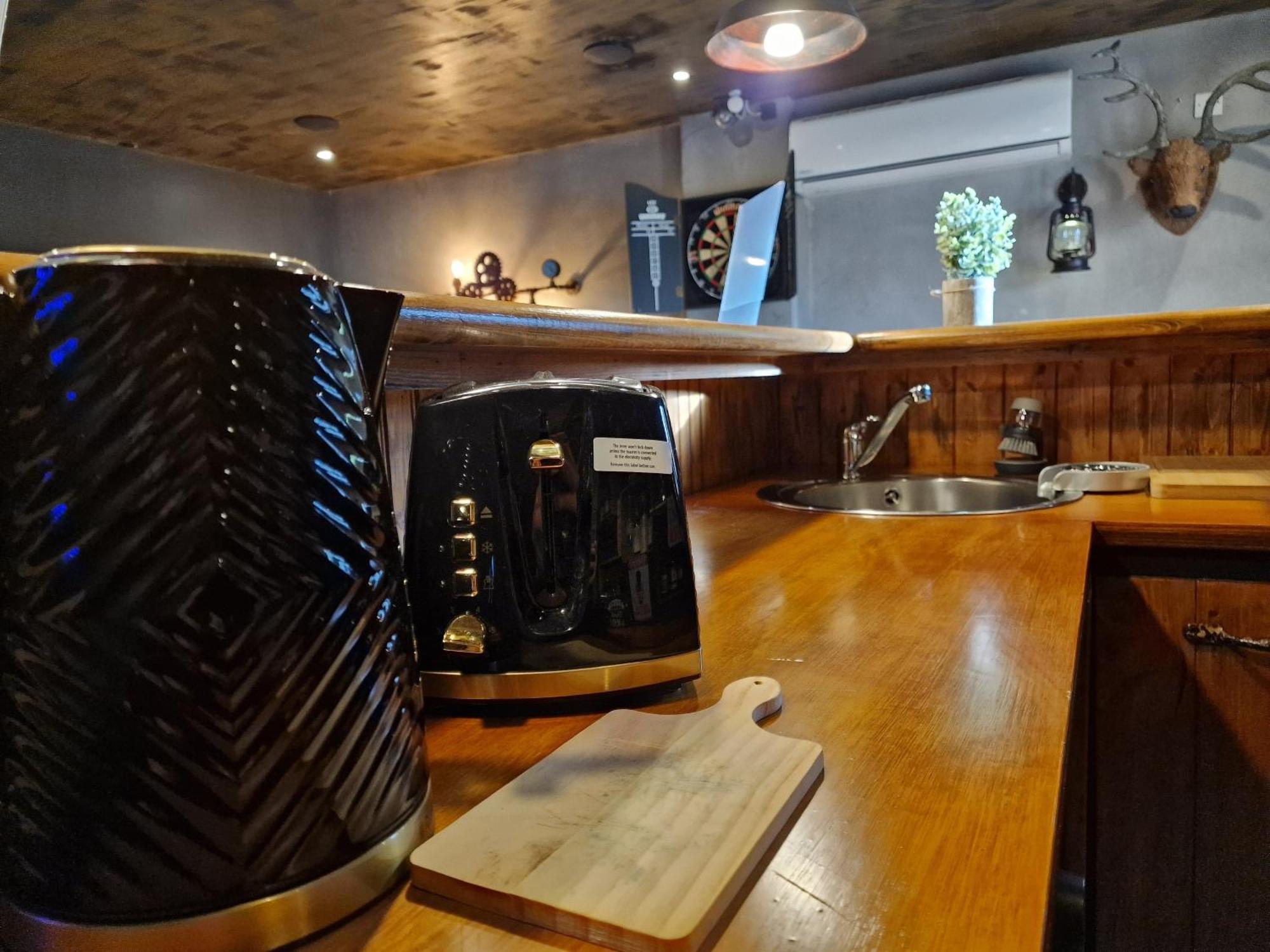 The Pub - Unique & Authentic Experience - Free Parking!, 5 Minutes From Airbus And The Mall Cribbs Bristol Bagian luar foto